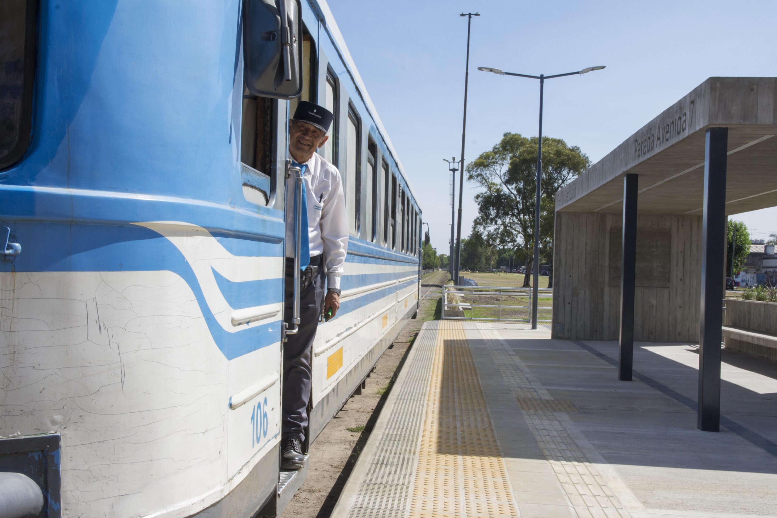 UNIVERSIDAD NACIONAL DE LA PLATA: Puesta en marcha del tren universitario, un servicio más para la población de Los Hornos